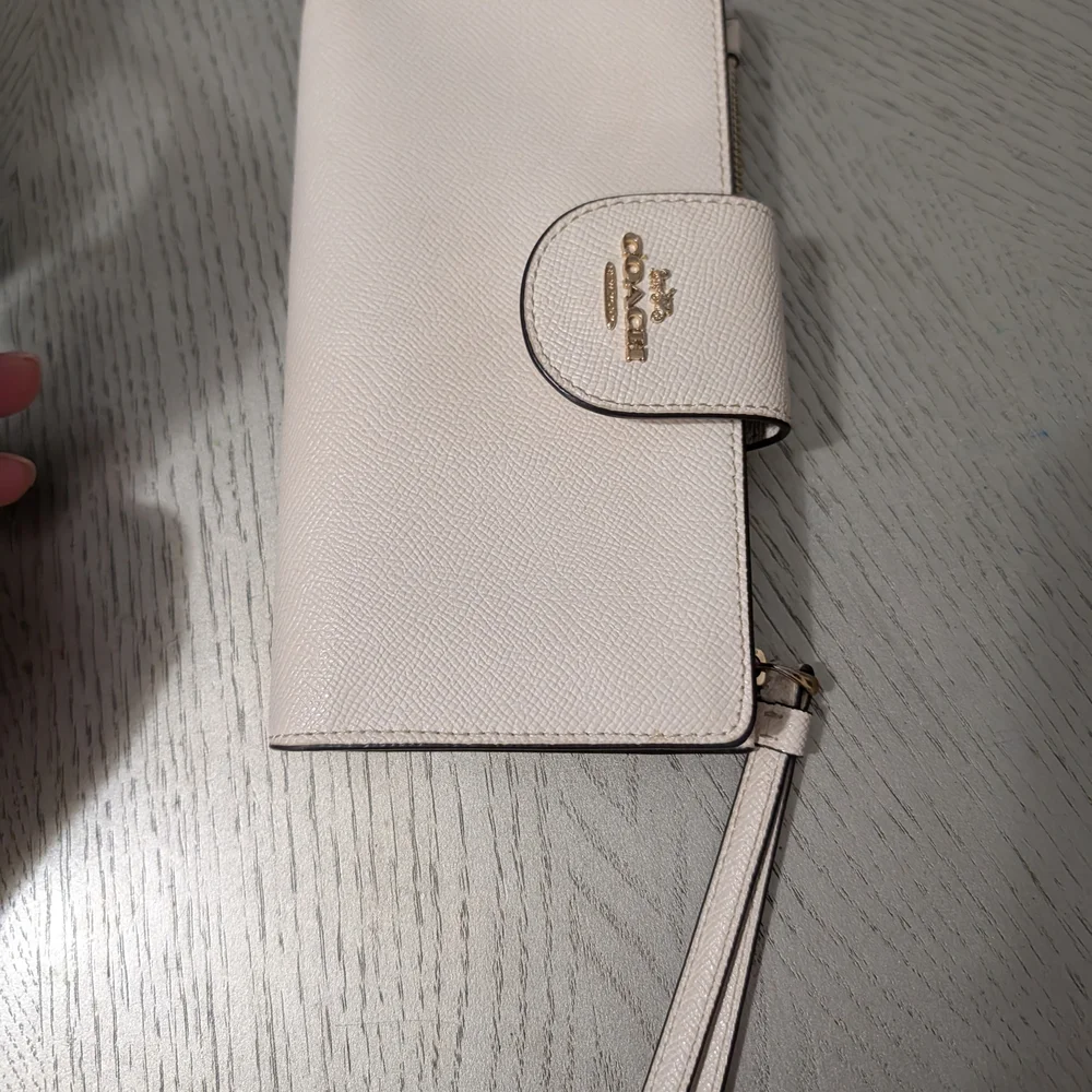 Gently Use Coach Cream Leather Wristlet - Picture 6 of 7
